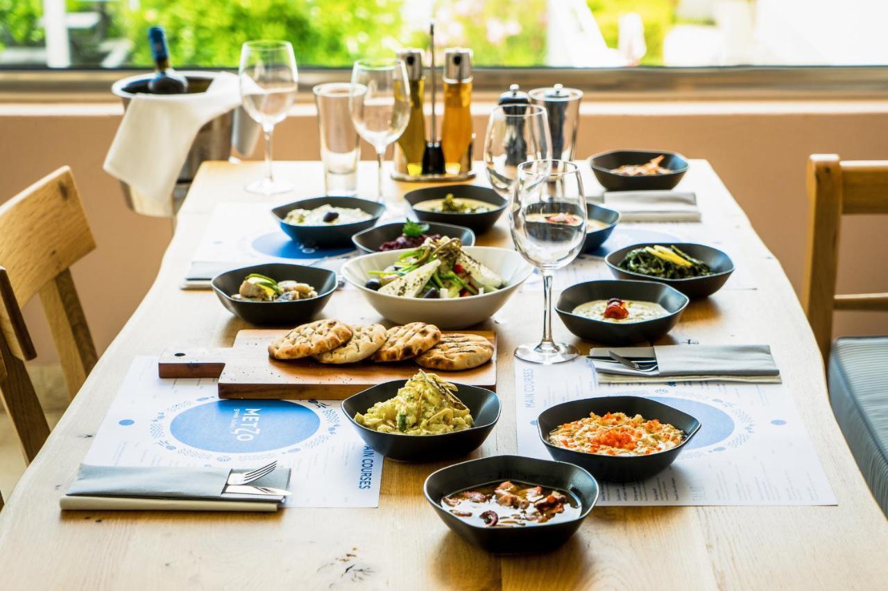 Porto Galini Seaside Resort & Spa ニキアナ エクステリア 写真 A selection of Greek meze
