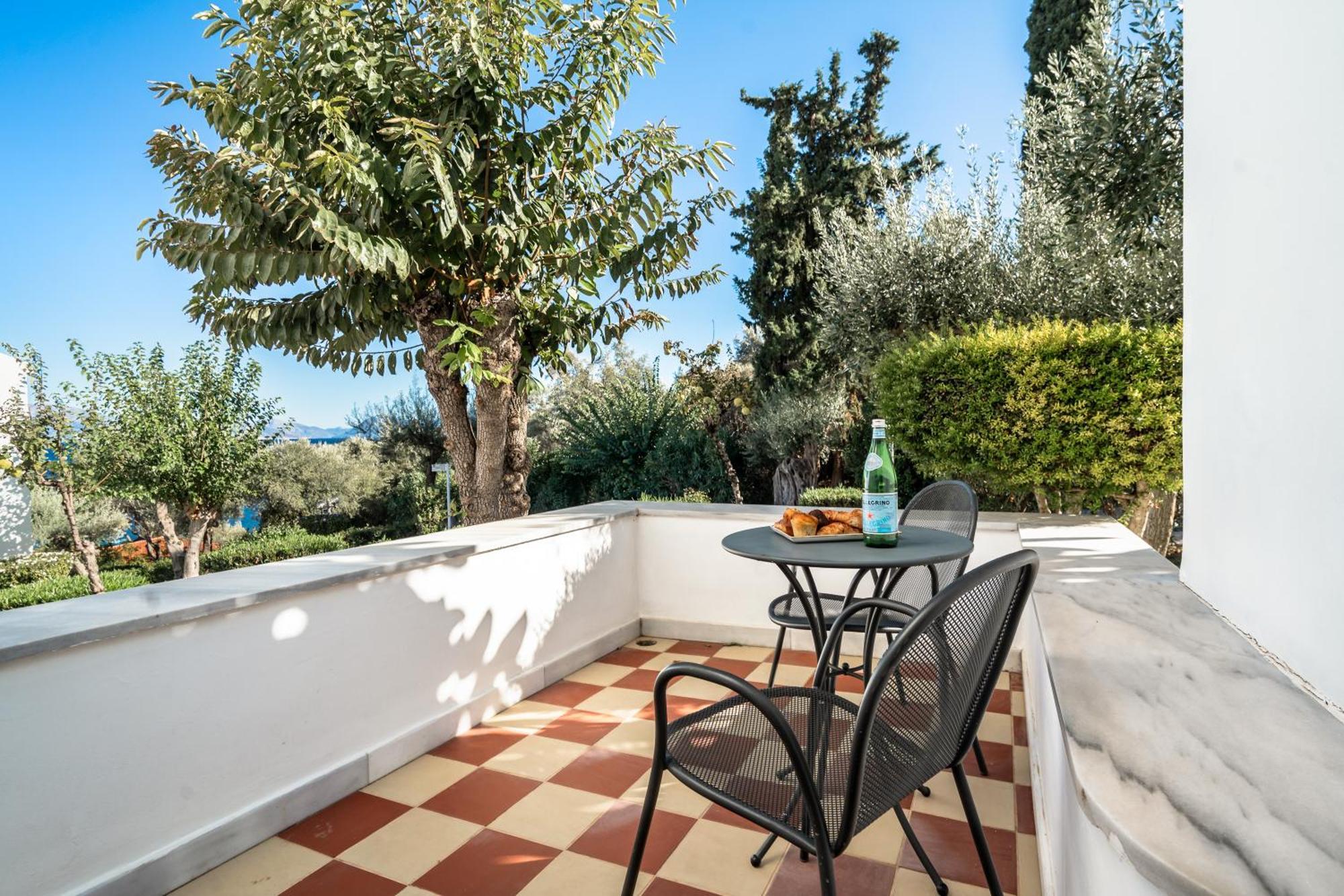 Porto Galini Seaside Resort & Spa ニキアナ エクステリア 写真 A balcony in Greece