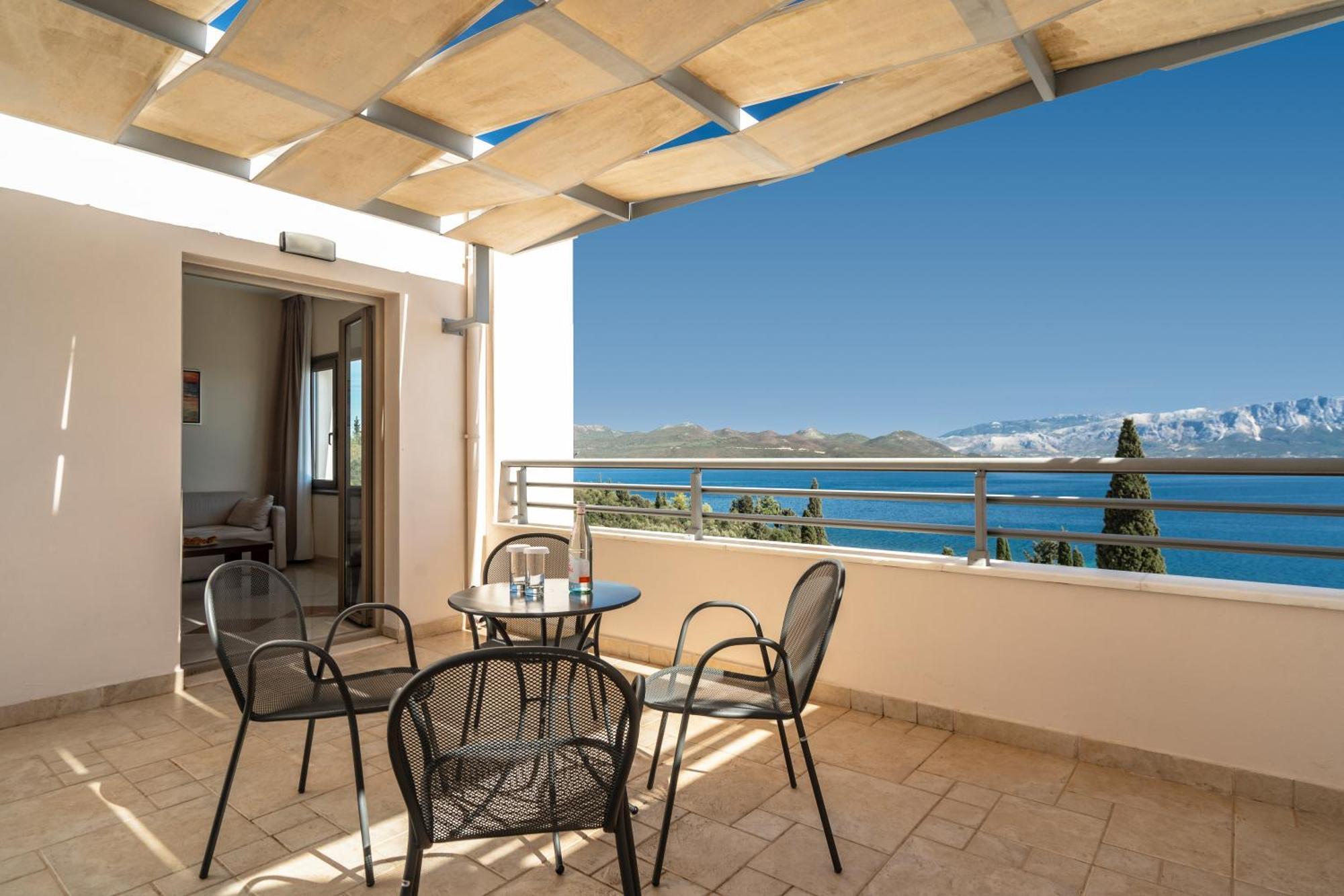 Porto Galini Seaside Resort & Spa ニキアナ エクステリア 写真 A balcony