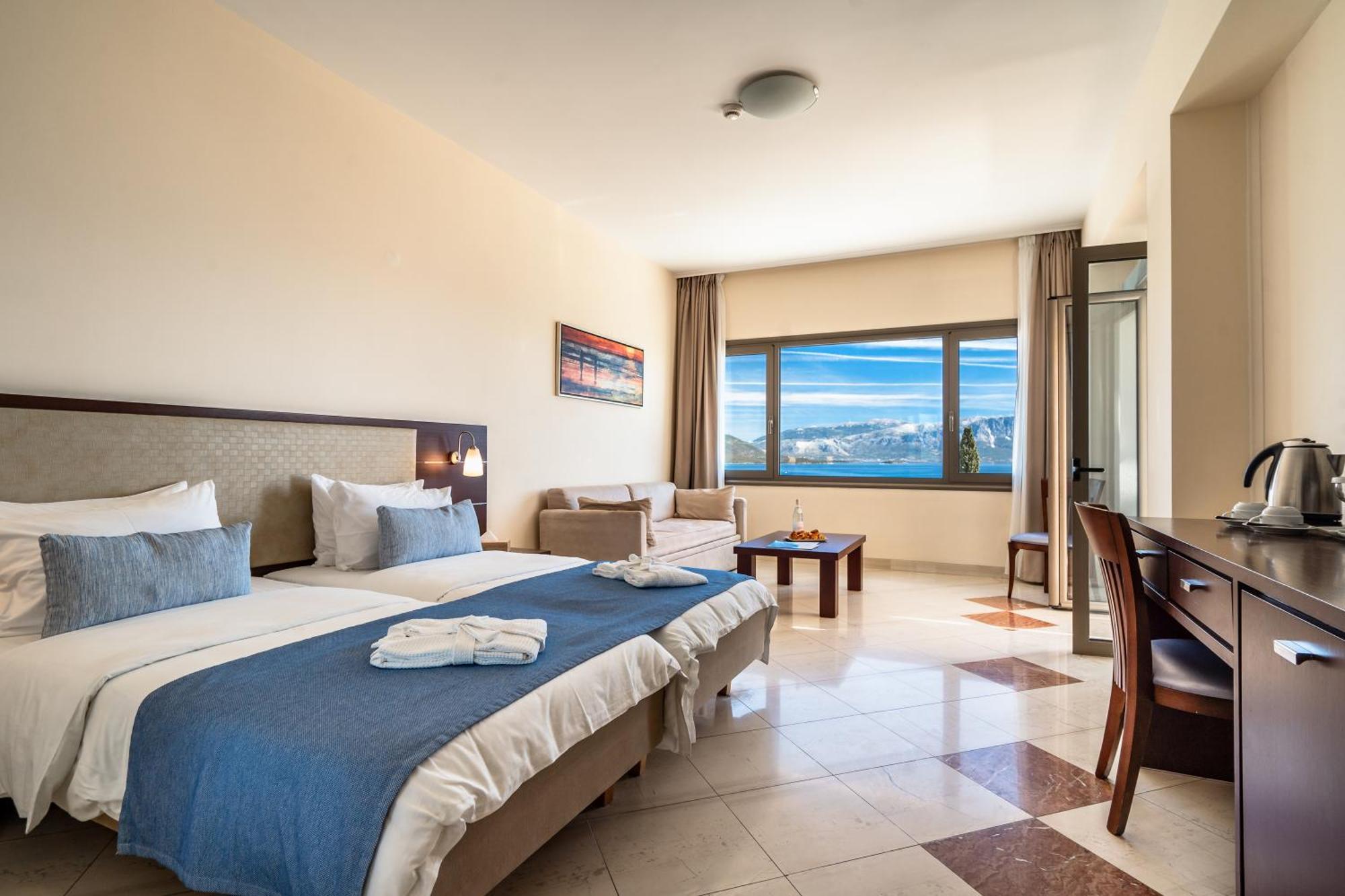 Porto Galini Seaside Resort & Spa ニキアナ エクステリア 写真 A room at the hotel