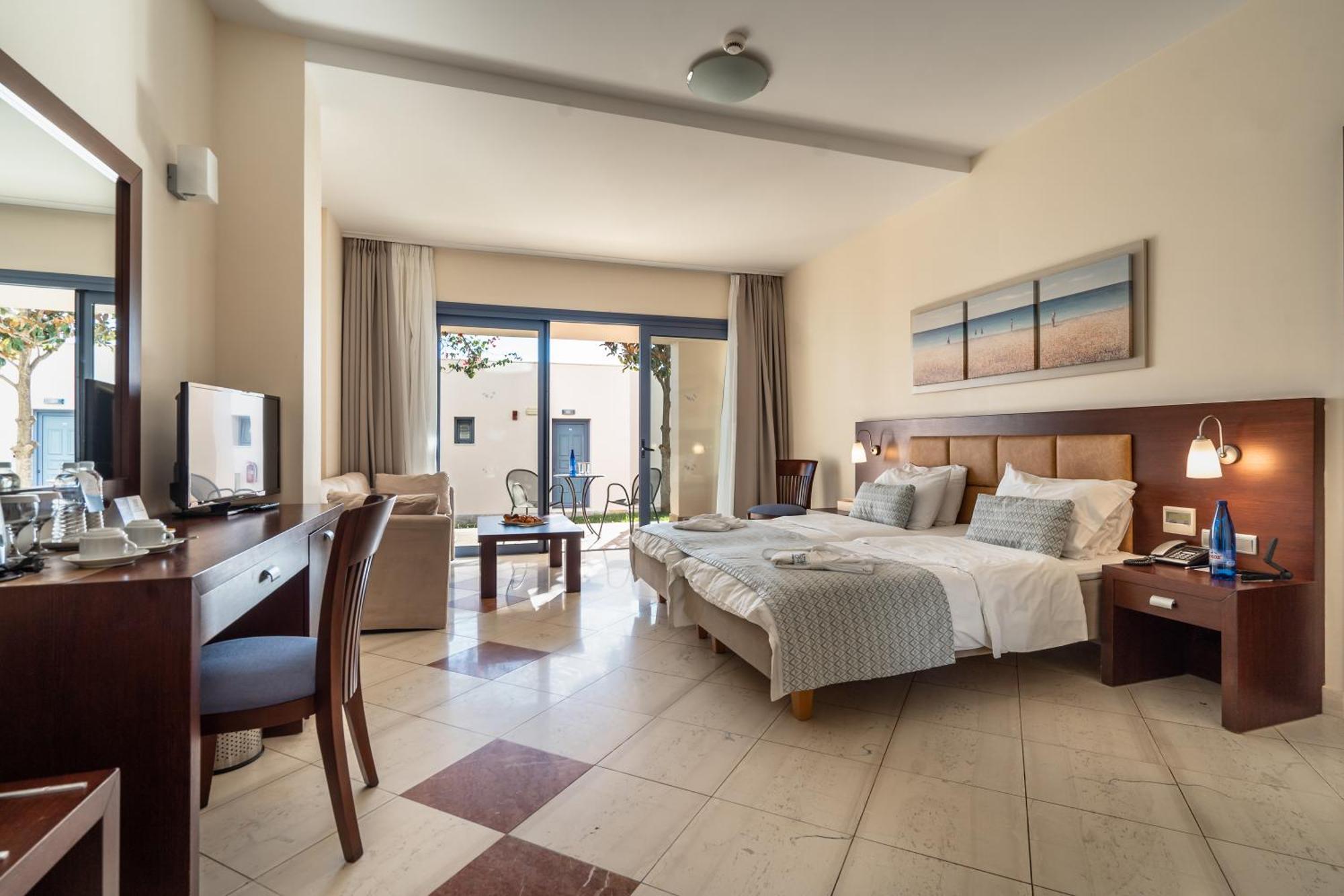 Porto Galini Seaside Resort & Spa ニキアナ エクステリア 写真 A typical room at the hotel