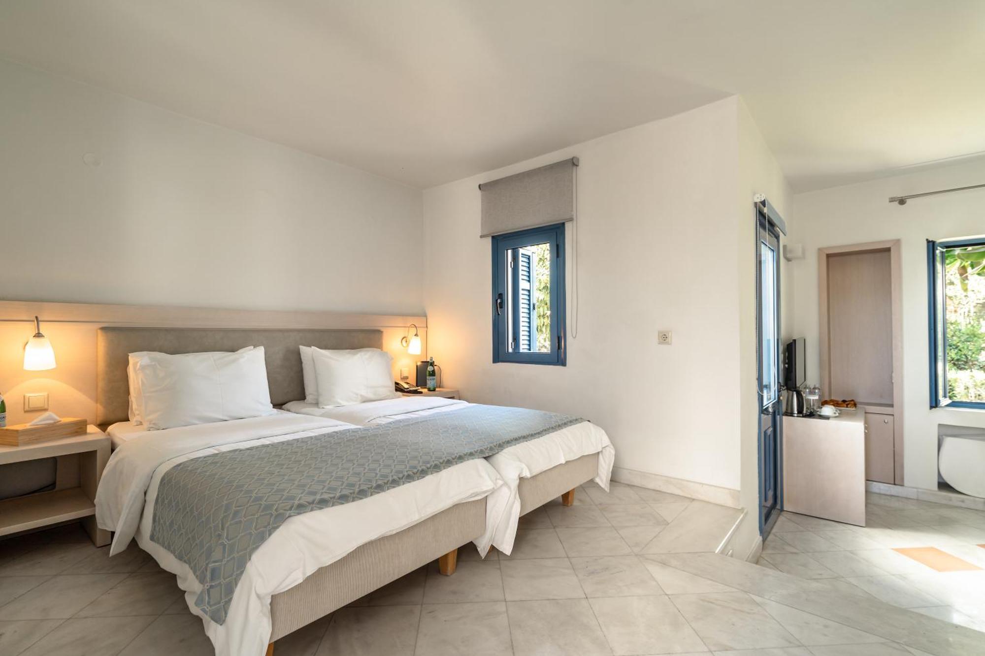 Porto Galini Seaside Resort & Spa ニキアナ エクステリア 写真 A bedroom in a hotel