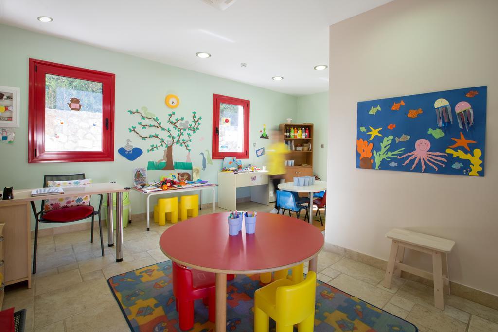 Porto Galini Seaside Resort & Spa ニキアナ エクステリア 写真 A classroom at the school